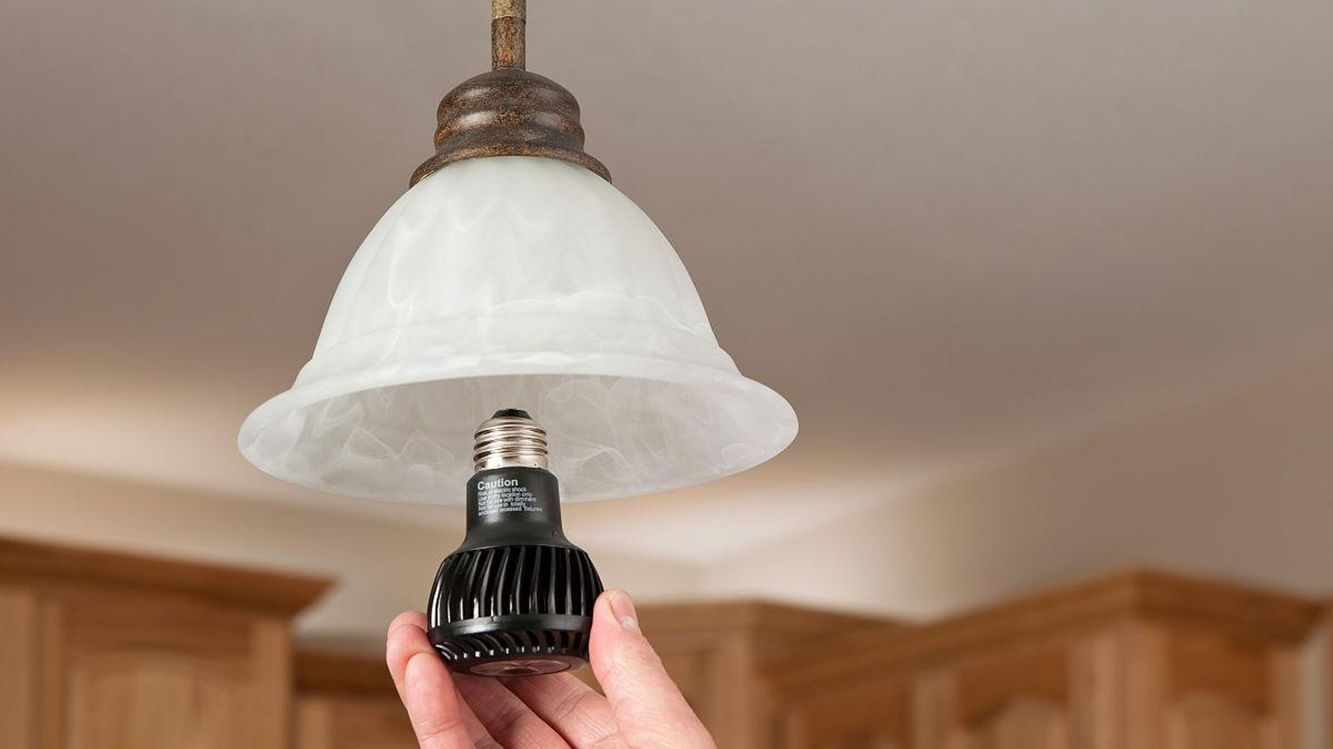 LED-Lampe Wohnzimmer Glühbirne ersetzen Energiespa